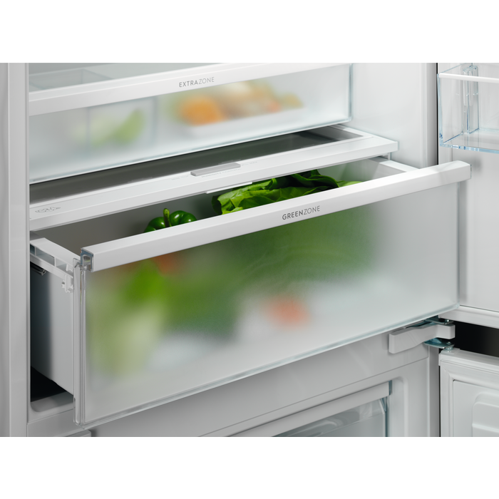 Electrolux - Montuojamas šaldytuvas su šaldikliu - KNP7TE75S