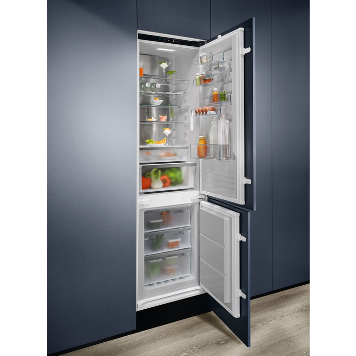 Electrolux - Montuojamas šaldytuvas su šaldikliu - ENC8MC19S