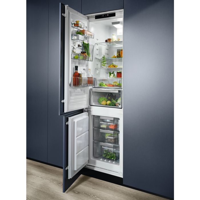 Electrolux - Montuojamas šaldytuvas su šaldikliu - LNS9TE19S