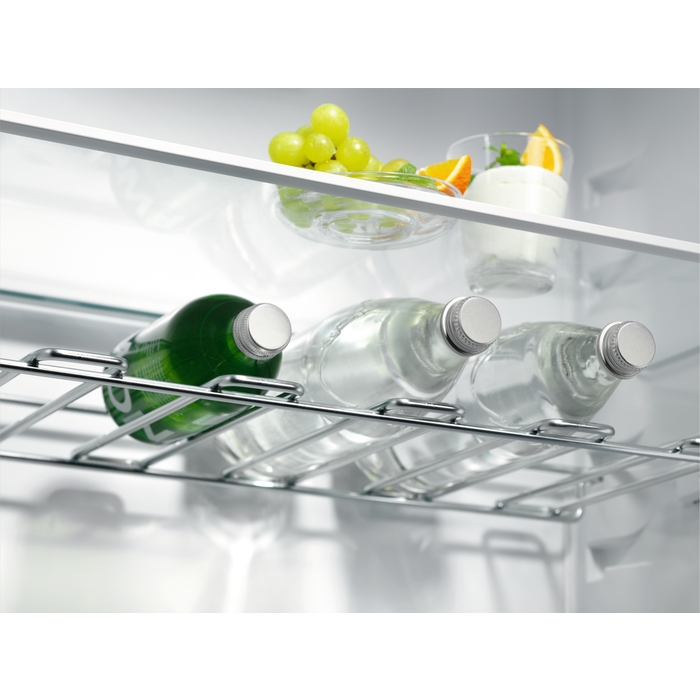 Electrolux - Montuojamas šaldytuvas su šaldikliu - E7MNPD18S
