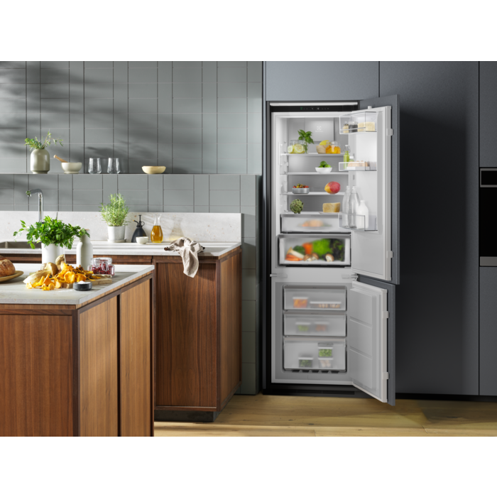 Electrolux - Montuojamas šaldytuvas su šaldikliu - ENC8MC19S