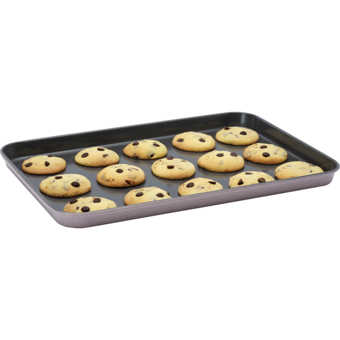Product in use, chocolat chip cookies baked on the tray