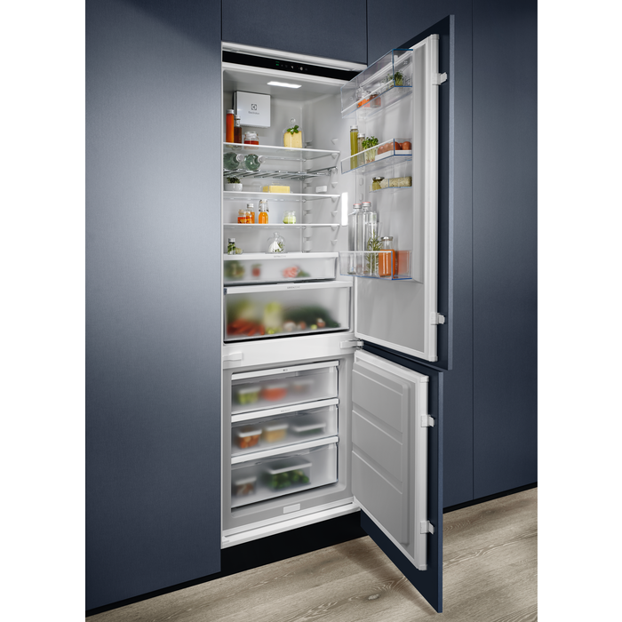 Electrolux - Montuojamas šaldytuvas su šaldikliu - E7TNGE75S