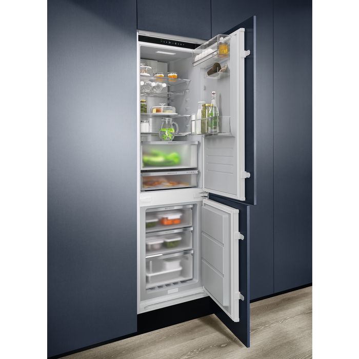 Electrolux - Montuojamas šaldytuvas su šaldikliu - ENV9MC18S