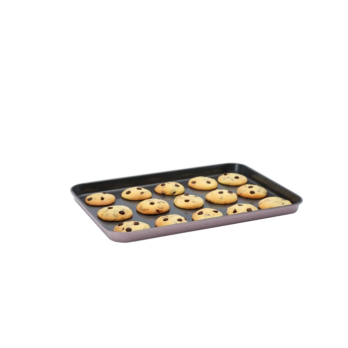 Product in use, chocolat chip cookies baked on the tray