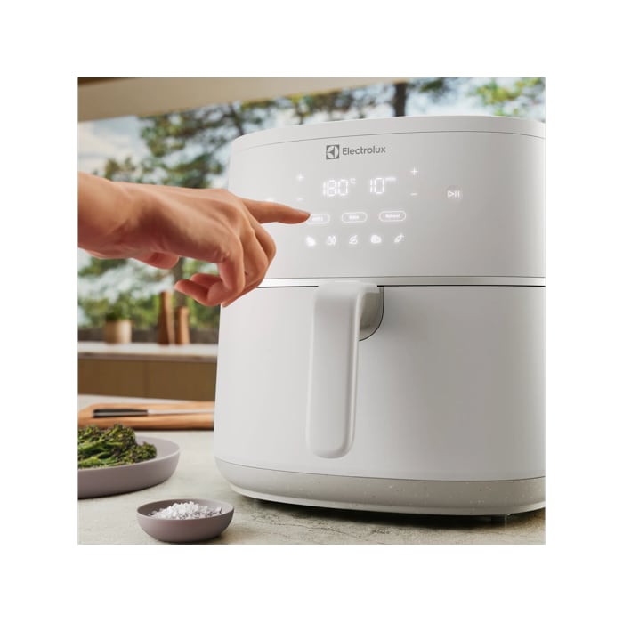 Airfry, reheat and keep warm or baked easily with presets and no guesswork.