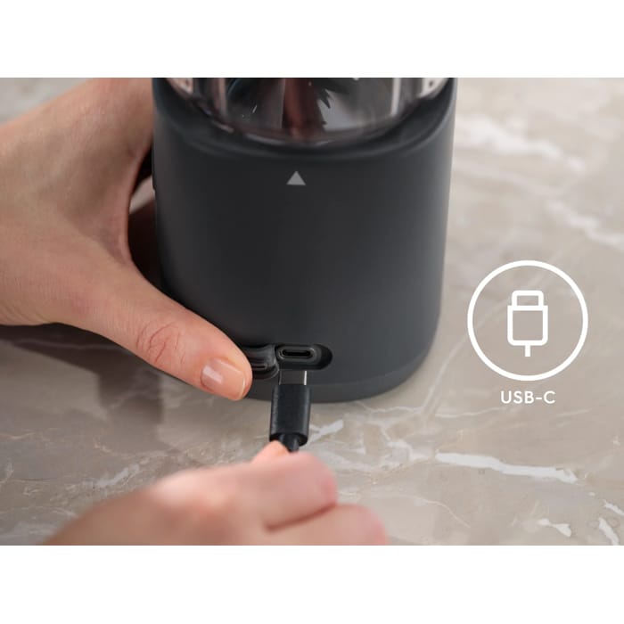 The portable blender recharges via its 60 cm, USB-C cable.