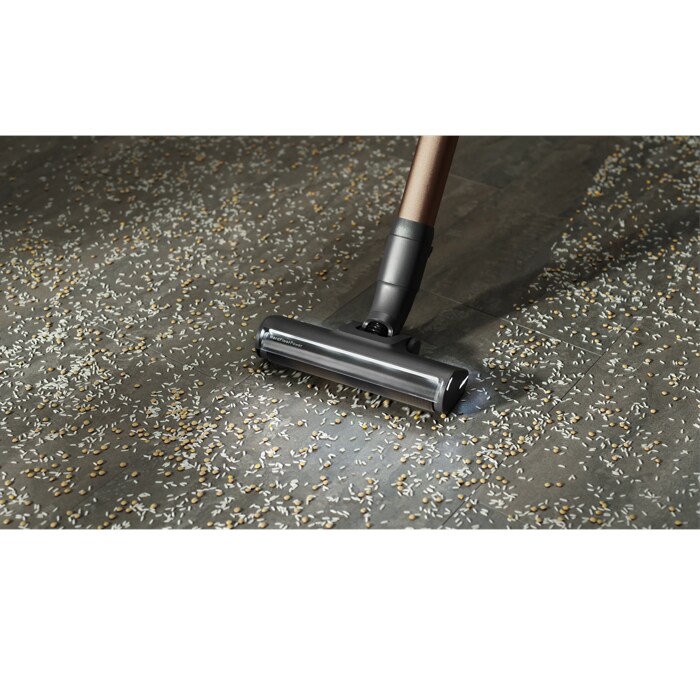HardFloor Power Nozzle captures 100%* of dust.  *Based on IEC 62885-2 section 5.3 Avg. Debris, Resilient HF (both directions) comparing 1 double stroke (2.8’’) and 3 double strokes (8.4”) 