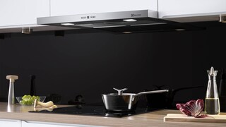 „Electrolux“ gartraukis virš verdančio puodo ant indukcinės kaitlentės