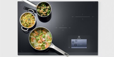 Trys prikaistuviai ant „Electrolux“ indukcinės kaitlentės „Infinite Combi“ srities „FreeZone“