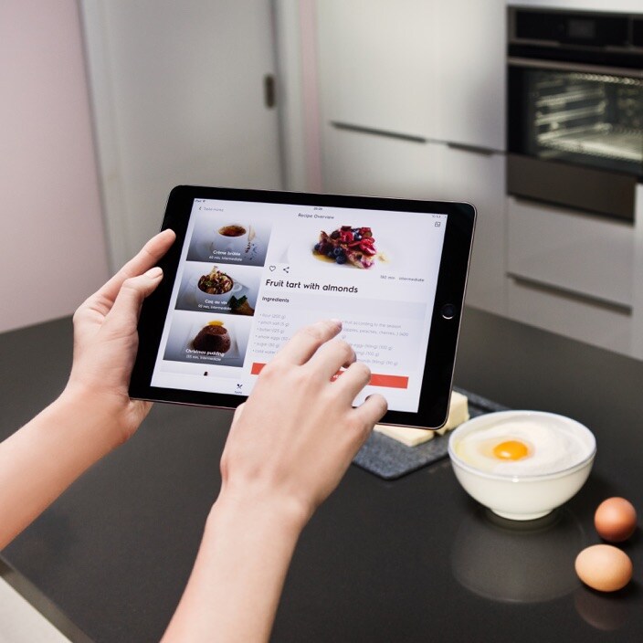 Virtuvės šefas, besinaudojantis programa „MyElectrolux iPad“