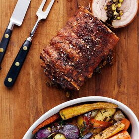 Apskrudęs kiaulienos vyniotinis ir keptos traškios žiemos sezono daržovės