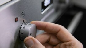 Kepėjas, nustatantis orkaitėje nuostatą „PlusSteam“