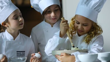 Vaikai kepa „Electrolux“ laikinojoje kepyklėlėje „Bake For Someone“