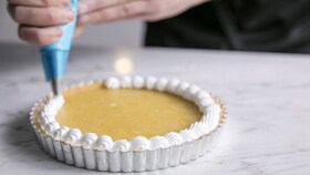 Kepėjas, dedantis vienalytę merengų tešlą ant citrininio merengų pyrago