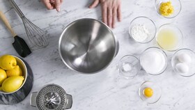 Kepimui paruošti, išdėstyti citrininių merengų ingredientai