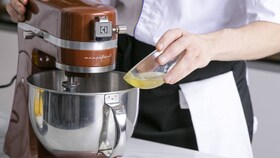 „Electrolux“ virėjas lėtai deda ingredientus merengoms