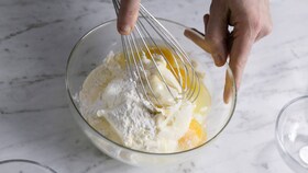 „Electrolux“ kepėjas, maišantis visus įdaro ingredientus