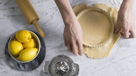 „Electrolux“ kepėjas rūpestingai pildo pyrago formą kepiniais