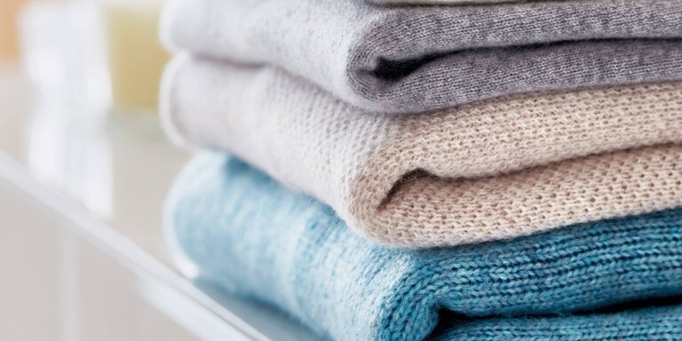 Vilnonių drabužių krūva