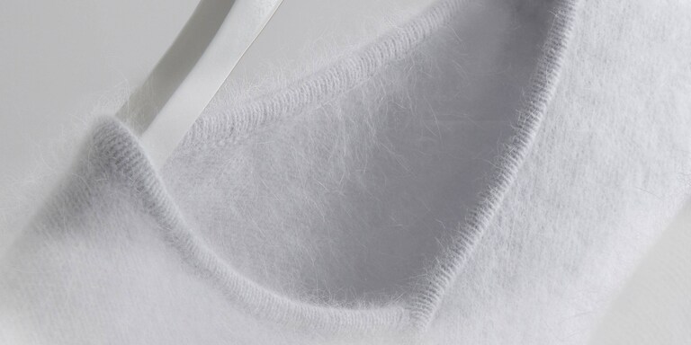 Baltas vilnonis megztinis