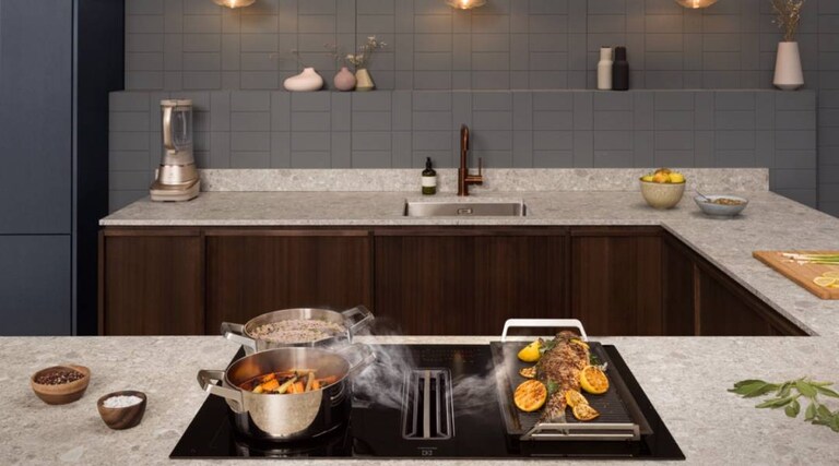 Maisto gaminimas ant kaitlentės, demonstruojantis kasdienį tvarų gyvenimą