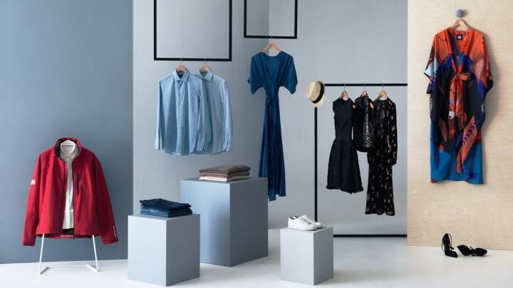 Sutvarkyta drabužių spinta su suknelėmis ir švarkais