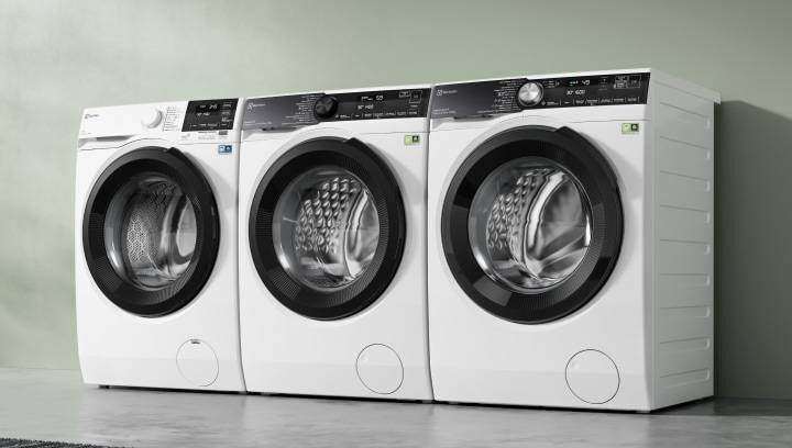 Trys skirtingos Electrolux skalbimo mašinos viena šalia kitos